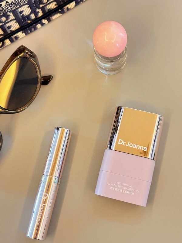Light-Sensing Flawless Foundation Stick - Image 2